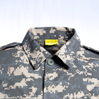 Το ομοιόμορφο τακτικό στρατιωτικό φόρεμα μάχης εξοπλισμού στρατού BDU ομοιόμορφο σχίζει τη στάση